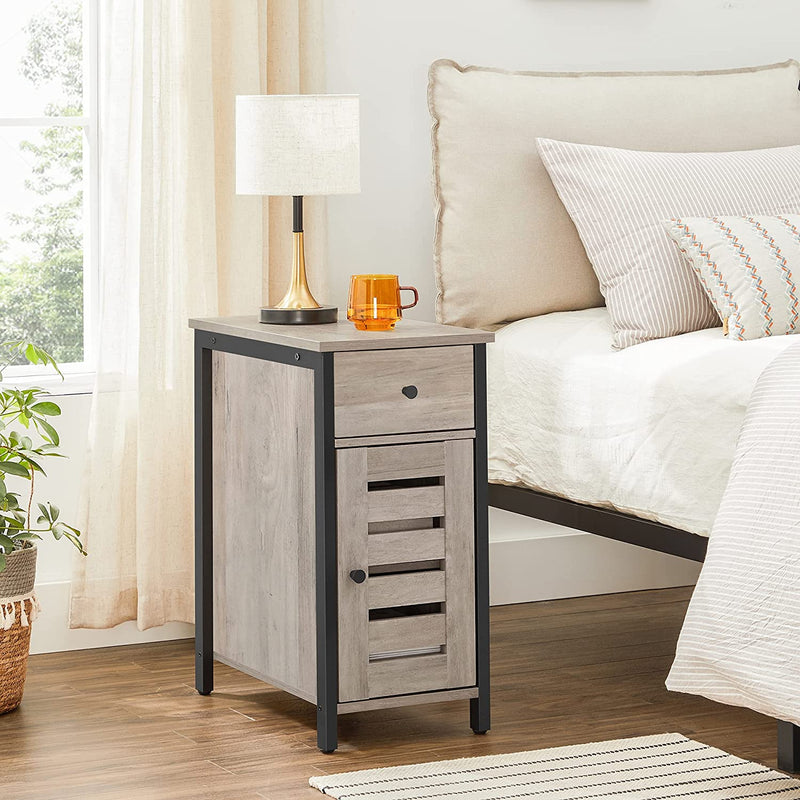 Bijzettafel, met lade, 30 cm nachtkastje voor kleine kamers, lamellendeur, metalen frame, industrieel ontwerp, grijs-zwart LET066B02