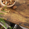 metalen keukenplank, stabiele staande plank, plaatsbesparende magnetronplank met stalen frame en draadmand, met 6 haken, industriële vormgeving, houtlook, vintage bruin-zwart KKS90X