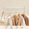 kledingrek in vintage-stijl, staande kapstok met kledingstang en 2 legplanken, metaal, 92 x 173 x 41 cm (B x H x D), gebroken wit